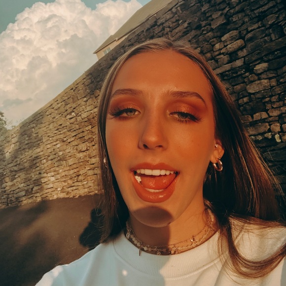 Meet your Posher, Becca - Picture 2 of 3